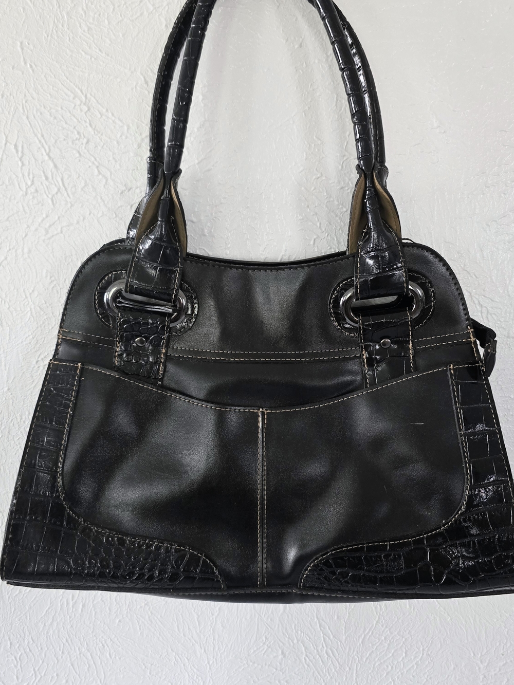 Sleek Black Shoulder Bag with Contrast Stitching